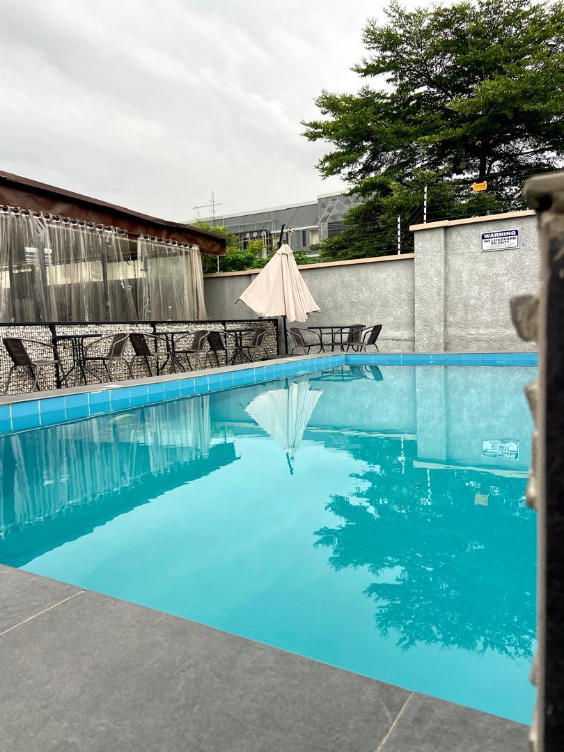 Eureka Luxury Apartment poolside seating area